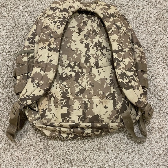Military camouflage backpack size‎ medium in excellent condition - Picture 3 of 7